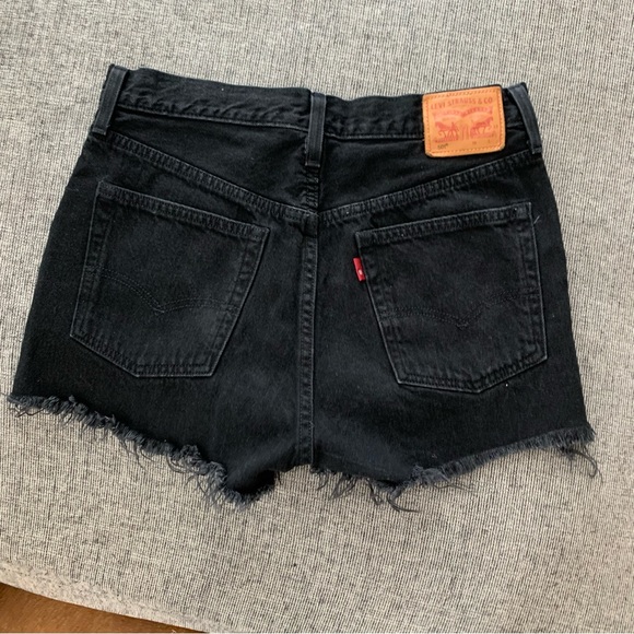 Levi’s 501 Faded Black Distressed Frayed Hem Shorts size 27 Cotton Button Fly - Picture 8 of 9